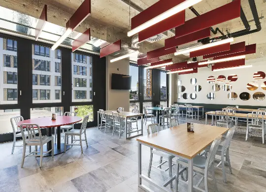 Auf Klassenfahrt mit HEROLÉ: Frühstücksraum im MEININGER Hotel in Genf