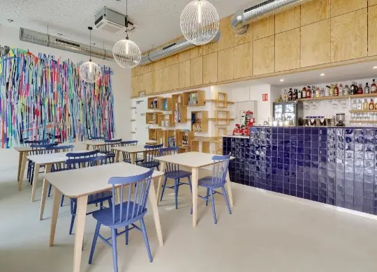 Auf Klassenfahrt mit HEROLÉ: Frühstücksraum im The People Hostel in der Provence.