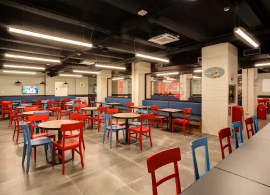 Frühstücksraum im Meininger Lambrate in Mailand Auf Klassenfahrt mit HEROLÉ: Frühstücksraum im Meininger Lambrate in Mailand