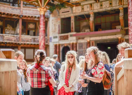 Auf Klassenfahrt mit HEROLÉ: Führung im Globe Theater in London.