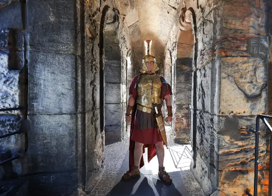 Auf Klassenfahrt mit HEROLÉ: Römischer Soldat bei der Führung Porta Nigra Trier Eifel