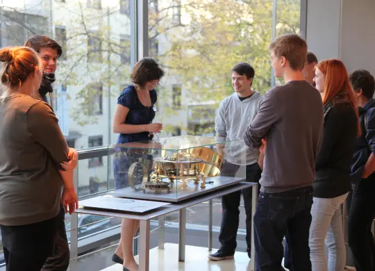 Auf Klassenfahrt mit HEROLÉ: Führungen für Schulklassen im Arithmeum Bonn nahe der Eifel
