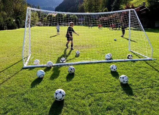 Auf Klassenfahrt mit HEROLÉ: Fußballfeld im Sporthotel Josef in Hüttau- Salzburger Land