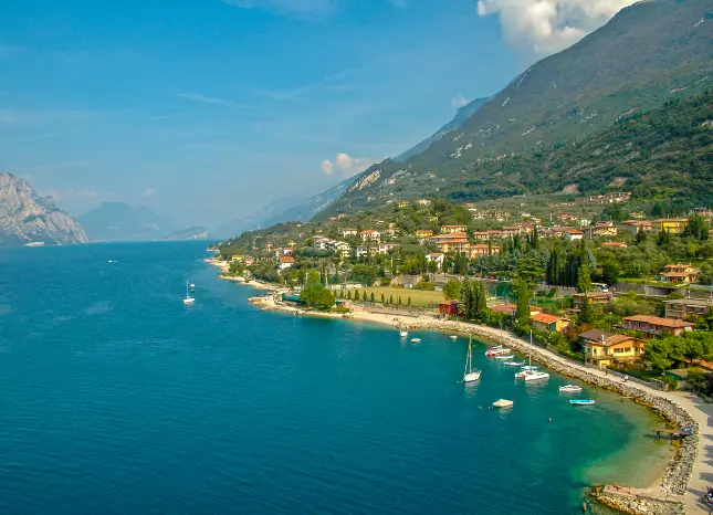 Blick auf die Uferpromenade am Gardasee Auf Klassenfahrt mit HEROLÉ: Blick auf die Uferpromenade am Gardasee.