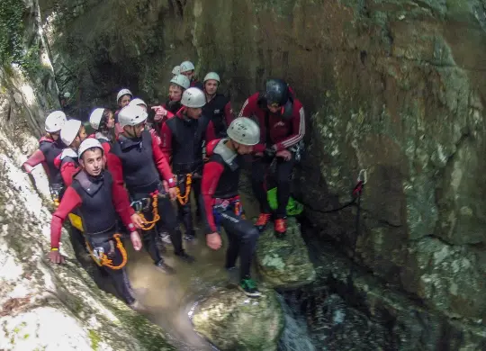 Auf Klassenfahrt mit HEROLÉ: Eine Schulgruppe beim Canyoning am Gardasee