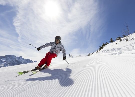 artenkirchenSkigebiet Pisten in Garmisch Auf Klassenfahrt mit HEROLÉ: Skifahrer auf frisch präparierten Pisten in Garmisch