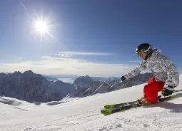 Auf Klassenfahrt mit HEROLÉ: Skigebiet Skifahrer in Garmisch–Partenkirchen.