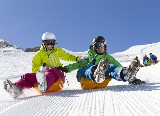 Rodeln in Garmisch–Partenkirchen Auf Klassenfahrt mit HEROLÉ: Rodeln in Garmisch–Partenkirchen.