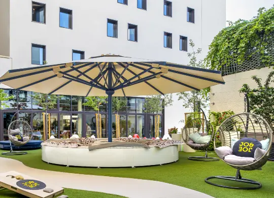 Auf Klassenfahrt mit HEROLÉ: Garten im JO&JOE Hostel Paris Gentilly