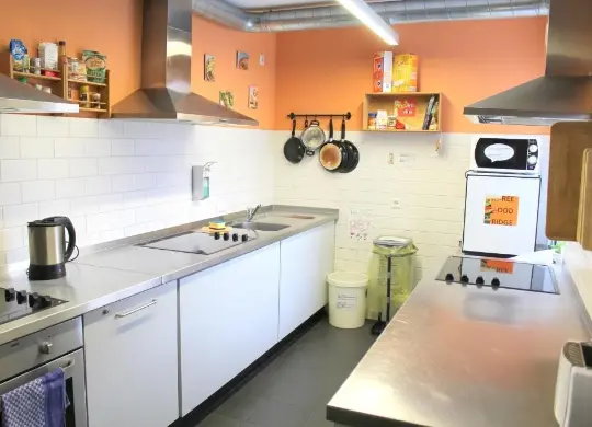 Gemeinschaftsküche im Stayinn Freiburg Auf Klassenfahrt mit HEROLÉ: Gemeinschaftsküche im Stayinn Freiburg