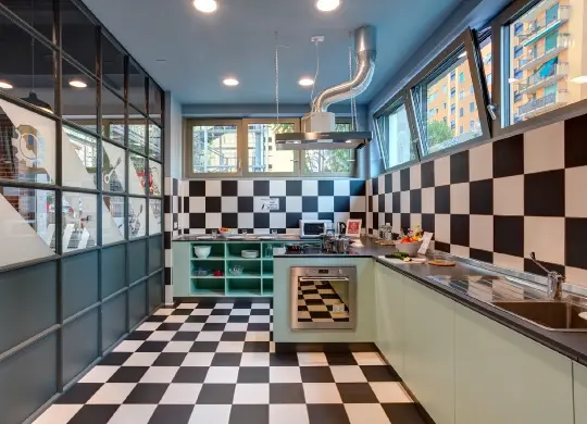 Gemeinschaftsküche im Meininger Lambrate in Mailand Auf Klassenfahrt mit HEROLÉ: Gemeinschaftsküche im Meininger Lambrate in Mailand