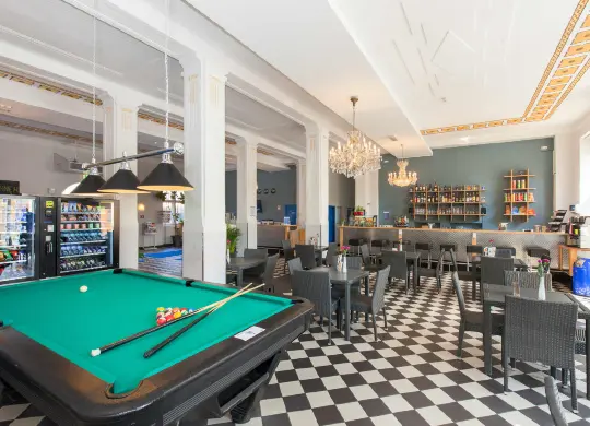 Auf Klassenfahrt mit HEROLÉ: Gemeinschaftslounge im a&o Hostel Leipzig Hauptbahnhof