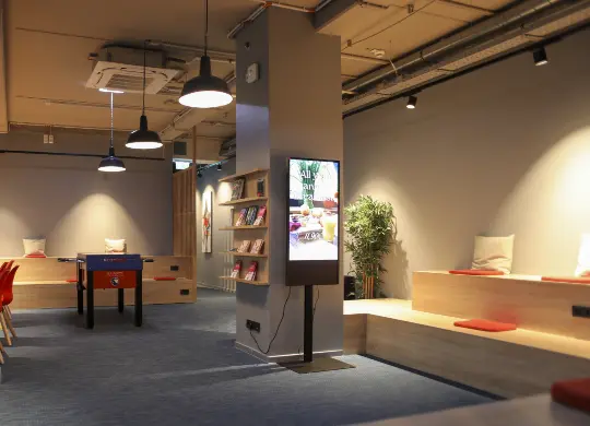 Auf Klassenfahrt mit HEROLÉ: Gemeinschaftslounge im acama Hostel Kreuzberg in Berlin