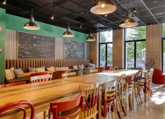 Auf Klassenfahrt mit HEROLÉ: Gemeinschaftslounge im Latroupe Grand Place Hostel in Brüssel