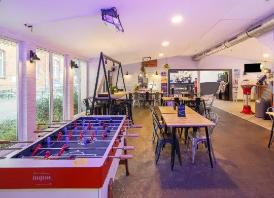 Auf Klassenfahrt mit HEROLÉ: Gemeinschaftslounge im a&o Hostel Berlin Friedrichshain