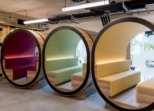 Auf Klassenfahrt mit HEROLÉ: Gemütliche Lounge im MEININGER Hotel in Bordeaux