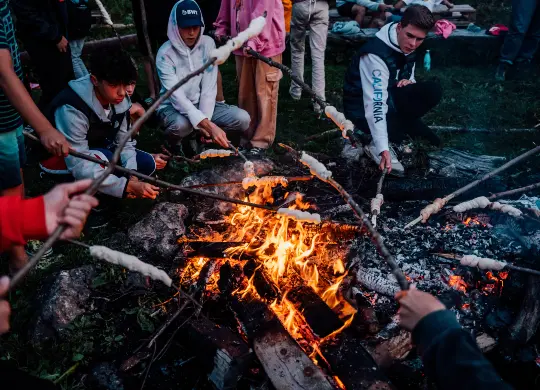 Auf Klassenfahrt mit HEROLÉ: Gemütliches Stockbrotbacken am Lagerfeuer