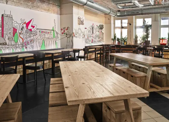 Auf Klassenfahrt mit HEROLÉ: Dining Area im Generator Hostel Berlin Mitte
