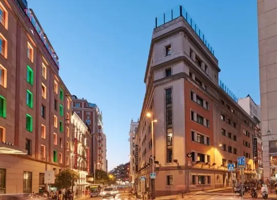 Generator Madrid Auf Klassenfahrt mit HEROLÉ: Außenansicht des Generator Madrid