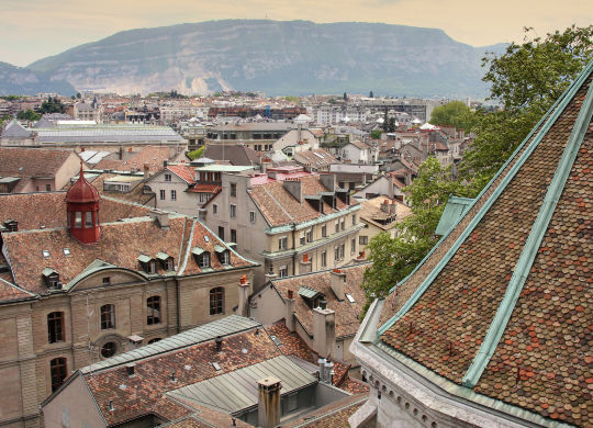 Auf Klassenfahrt mit HEROLÉ: Genießen Sie auch den Blick über die Dächer bis hin zu den Alpen in Genf