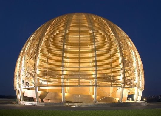 Blick auf den Globe of Science and Innovation CERN in Genf Auf Klassenfahrt mit HEROLÉ: Besuchen Sie auf Ihrer Reise das Ausstellungszentrum " Globe of Science and Innovation CERN" in Genf