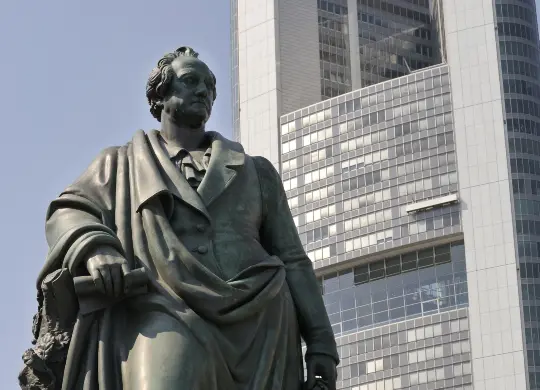 Auf Klassenfahrt mit HEROLÉ: Goethe-Denkmal in Frankfurt