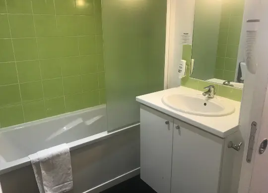 Gold Beach Hotel in der Normandie Auf Klassenfahrt mit HEROLÉ: Badezimmer im Gold Beach Hotel in der Normandie