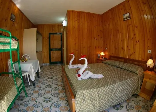 Auf Klassenfahrt mit HEROLÉ: Bleu Village Bungalows am Golf von Sorrent.