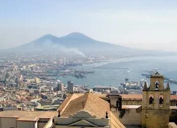 Auf Klassenfahrt mit HEROL&Eacute;: Neapel am Golf von Sorrent.