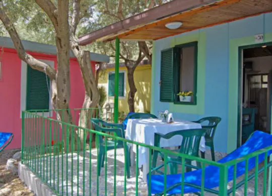 Auf Klassenfahrt mit HEROLÉ: Villaggio Nettuno - Ansicht Bungalow am Golf von Sorrent.