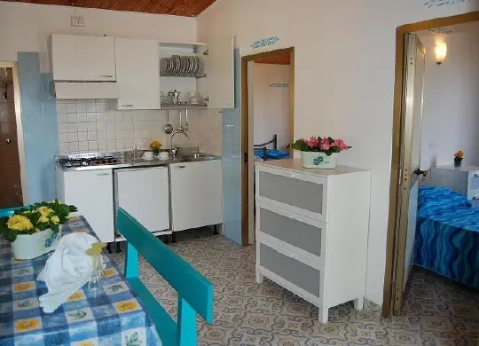 Auf Klassenfahrt mit HEROLÉ: Villaggio Nettuno - Bungalow mit Küchenzeile am Golf von Sorrent.