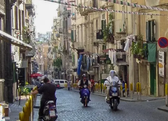 Auf Klassenfahrt mit HEROLÉ: Golf von Sorrent Mopedfahrer in Neapel