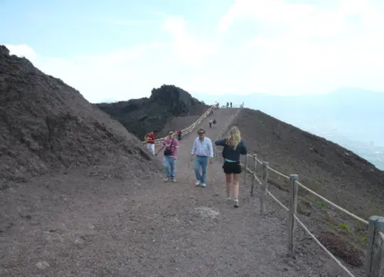 Wanderung auf dem Vesuv am Golf von Sorrent Auf Klassenfahrt mit HEROLÉ: Wanderung auf dem Vesuv am Golf von Sorrent