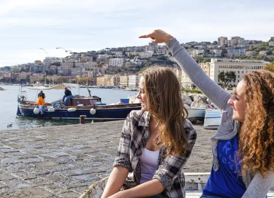 Hafen von Neapel am Golf von Sorrent  Auf Klassenfahrt mit HEROLÉ: Hafen von Neapel am Golf von Sorrent.