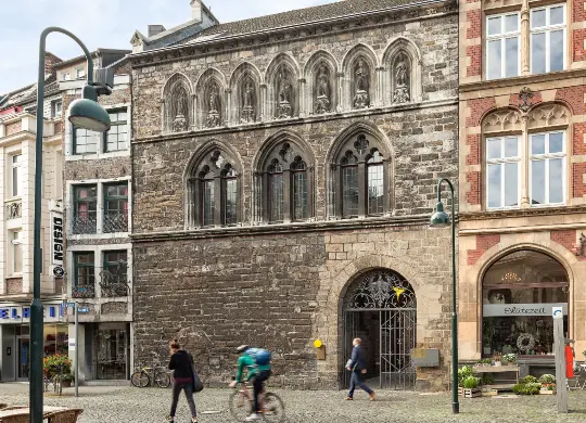 Auf Klassenfahrt mit HEROLÉ: Das Grashaus ist das erste Rathaus Aachens und die Station "Europa" der Route Charlemagne.
