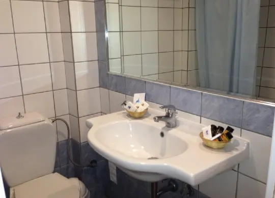 Klassenfahrt - Griechenland - Waschbecken und Toilette im Bad des Hotel Candia in Athen, im Spiegelbild ist die Dusche zu sehen,