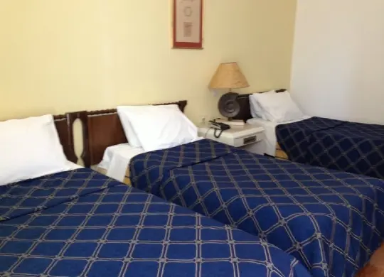 Klassenfahrt - Griechenland - 3 einzelne Betten im Mehrbettzimmer des Hotel Candia in Athen