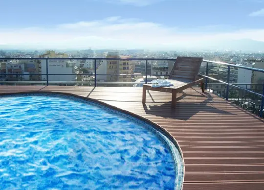 Klassenfahrt - Griechenland - ein Liegestuhl am Pool auf der Dachterrasse des Hotel Candia in Athen