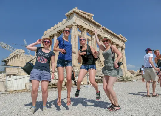 Schülergruppe vor der Akropolis in Griechenland  Auf Klassenfahrt mit HEROLÉ: Schülergruppe vor der Akropolis in Griechenland.