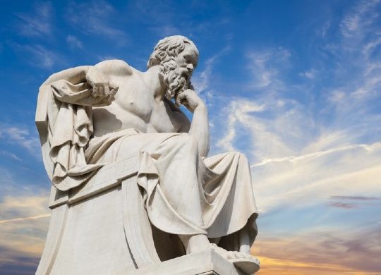 Die Sokrates Statur unterm blauen Himmel in Griechenland Auf Klassenfahrt mit HEROLÉ: Bestaunen Sie auf Ihrer Reise auch die Sokrates Statue in Griechenland
