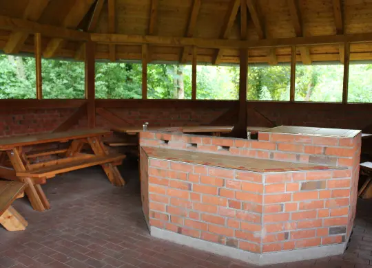 Grillecke auf dem Außengelände der JH Tönning an der Nordsee Auf Klassenfahrt mit HEROLÉ: Grillecke auf dem Außengelände der JH Tönning an der Nordsee