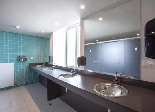 Auf Klassenfahrt mit HEROLÉ: Größtenteils Gemeinschaftsbäder im The People Hostel in Straßburg