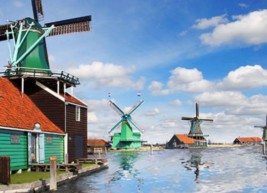Grüne Windmühlen am Wasser Klassenfahrten Niederländische Nordseeküste - Panorama grüner Windmühlen am Wasser