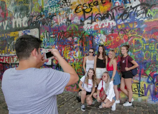 Auf Klassenfahrt mit HEROLÉ: Schüler vor der John-Lennon-Mauer in Prag