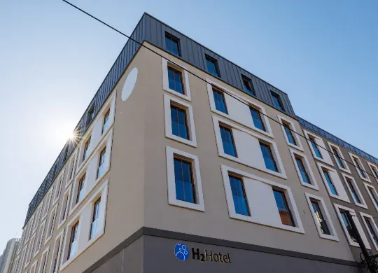H2 Hotel Erfurt Auf Klassenfahrt mit HEROLÉ: Außenansicht des H2 Hotels in Erfurt