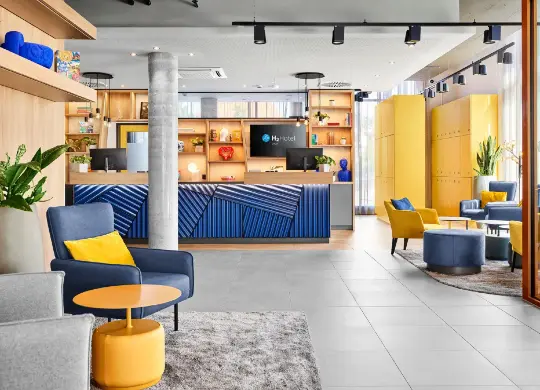 H2 Hotel Erfurt Auf Klassenfahrt mit HEROLÉ: Lobby/Rezeption im H2 Hotel Erfurt