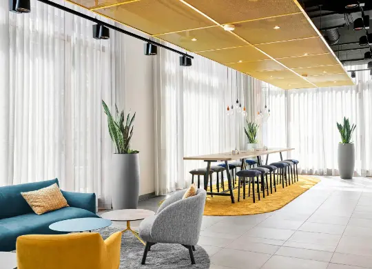 H2 Hotel Erfurt Auf Klassenfahrt mit HEROLÉ: Aufenthaltsbereich im H2 Hotel Erfurt