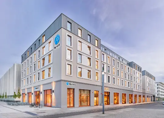 H2 Hotel Erfurt Auf Klassenfahrt mit HEROLÉ: Außenansicht des H2 Hotels in Erfurt