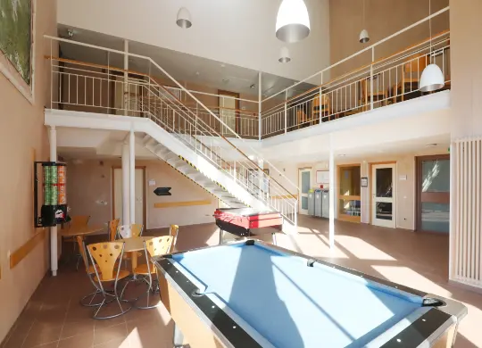 Halle mit Billard und Kicker in der JH Tönning an der Nordsee Auf Klassenfahrt mit HEROLÉ: Halle mit Billard und Kicker in der JH Tönning an der Nordsee