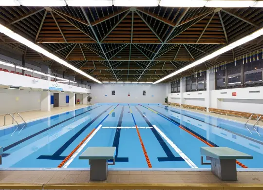 Auf Klassenfahrt mit HEROLÉ: Hallenbad im Hotel Olsanka in Prag